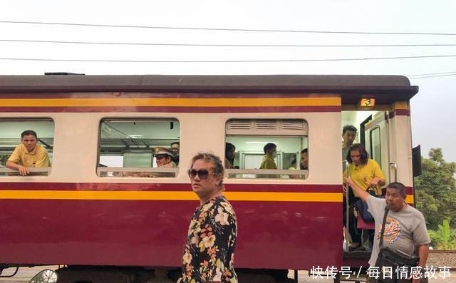 泰国的火车300多公里只要十几块 中国游客再也不想坐了
