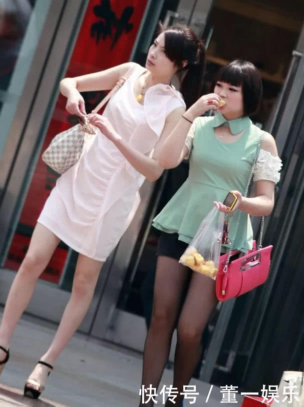 妙龄少妇微胖身材搭配黑丝很有看点，行走街头当众吃榴莲，一旁闺