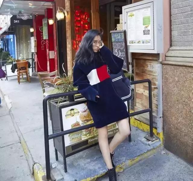 马苏胆真大！围个“肚兜裙”就出街？网友：陈志朋都没你疯狂！