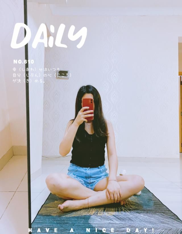  后再加上一■牛仔裤搭配黑色小吊带真的太cp了，适合春天的造型，潮流又百搭！
