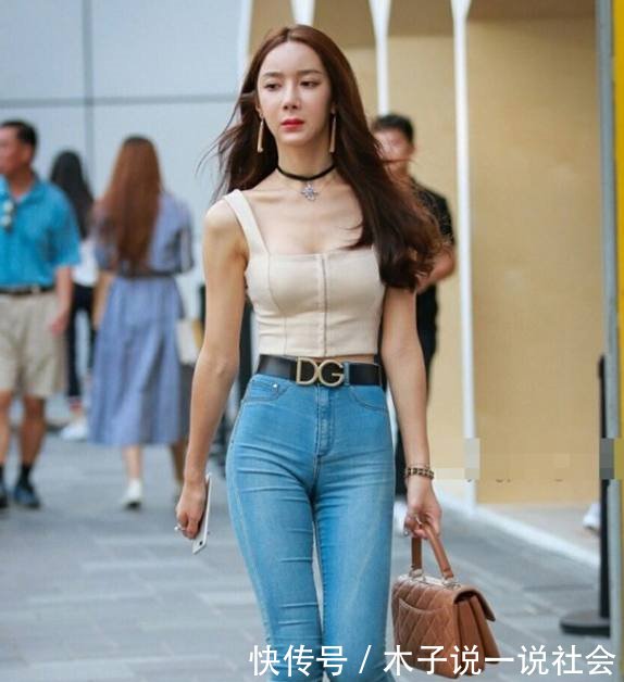紧致匀称的牛仔裤美女,纤细的小蛮腰让路人纷纷瞩目!