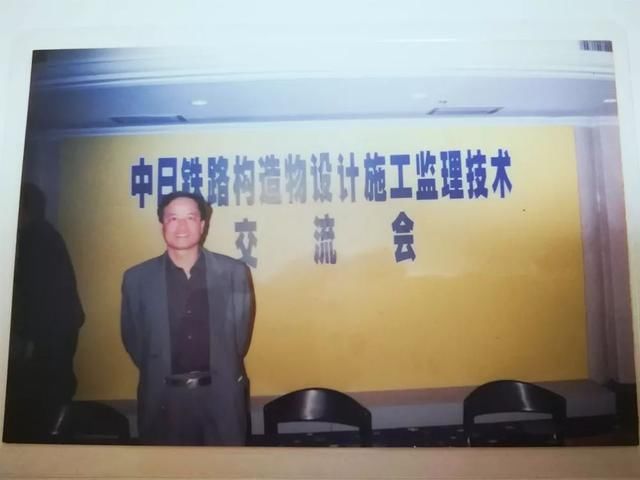 越秀 | 他收藏了七大以来的所有党章,在社区