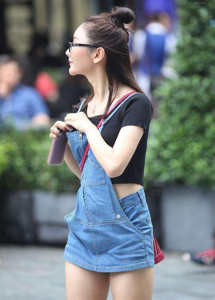 街拍：紧身牛仔背带裤，让丰腴辣妈更吸睛