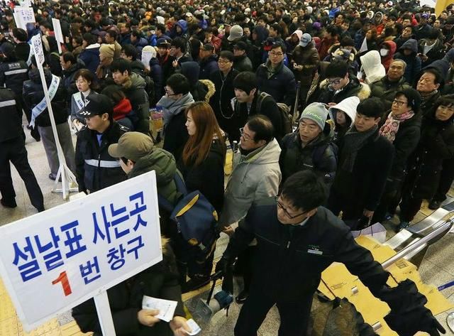 一年一度的春运，韩国人打地铺抢票，那中国人呢？差别有点大