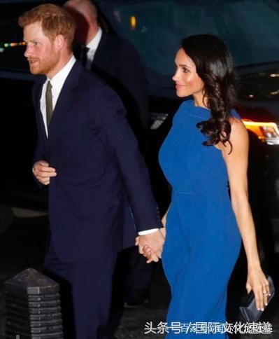 37岁梅根出席演唱会，蓝色连衣裙又双叒叕惊艳全场，Dior耳钉抢镜