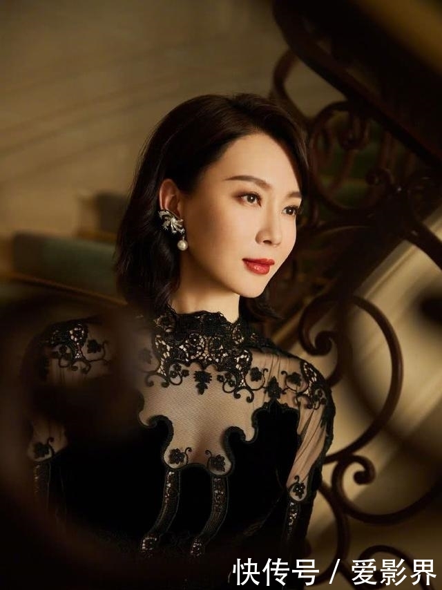 『巴掌』她是董卿心中优雅女人典范,43岁气质好,一袭红裙凸显“巴掌腰”
