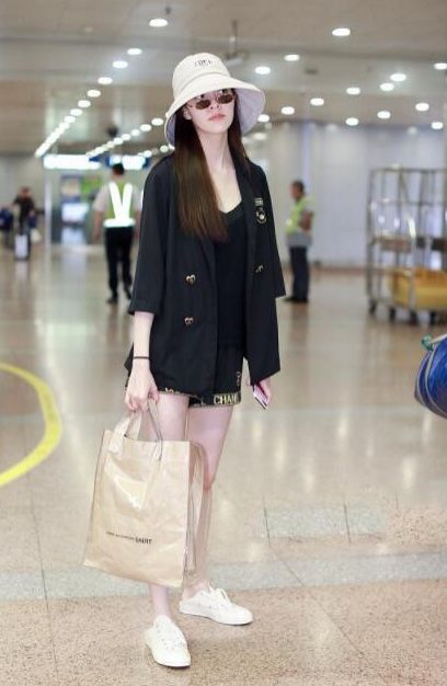 宋妍霏黑色西装黑短裤，V领吊带撩人到犯规，网友:腿比张一山长