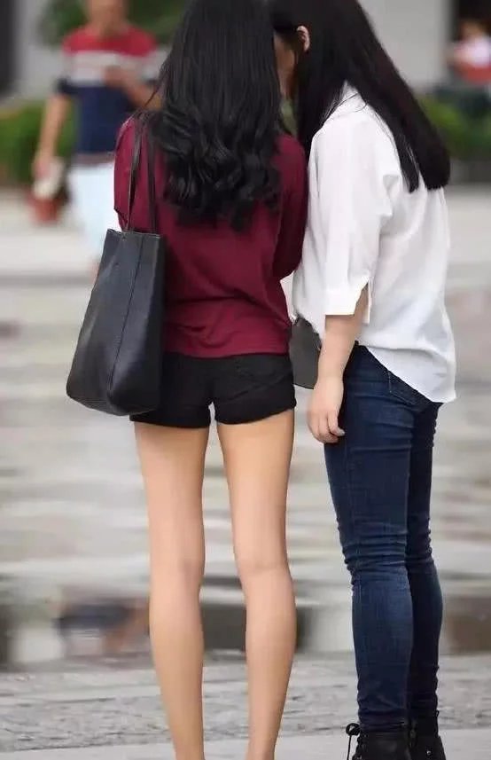 清纯小姐姐长款体恤搭配超短裤，勾勒出丰满的上围十分性感