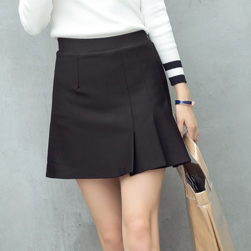 告诉你，半身裙穿在膝盖之上，配双裸鞋，显高尤其气质