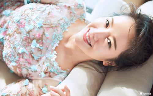 左小青穿着裸色透明裙真的很美