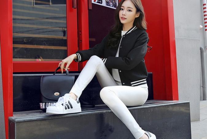 魅力十足的打底裤美女，增添女性魅力，忍不住多看一眼