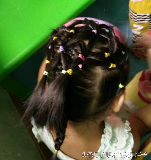妈妈每天给女儿扎不一样的发型，把闺女交给爸爸带一天，扎心了!