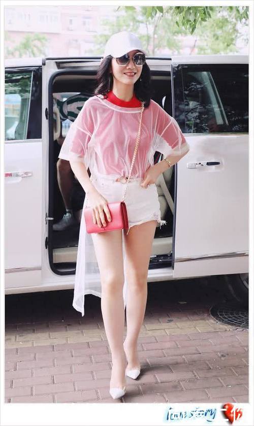 赵雅芝的短裙也太闪了，网友：晃得我头晕!