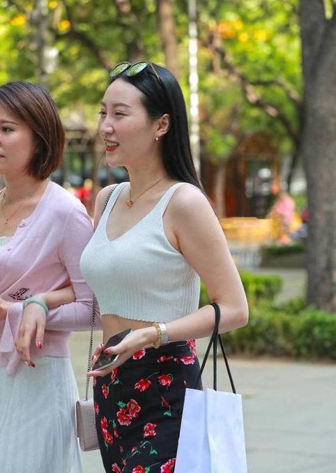 轻熟范儿的牛仔裤小姐姐凸显成熟女人魅力,完美曲线更动人!