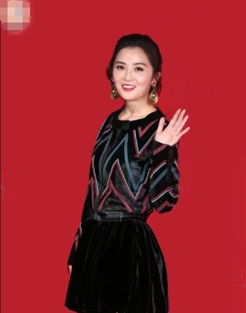 蔡卓妍真敢穿！这么宽松的裤子都能撑起来，网友：勒的不难受吗？