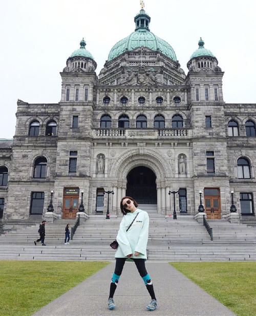 宋茜内衣外穿被小粗腿抢镜,看到胡冰卿,网友:想知道怎么穿上去的