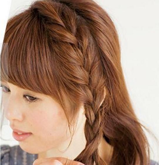 别再扎半丸子头了,今秋流行这个“冻龄”发型,简单洋气还减龄