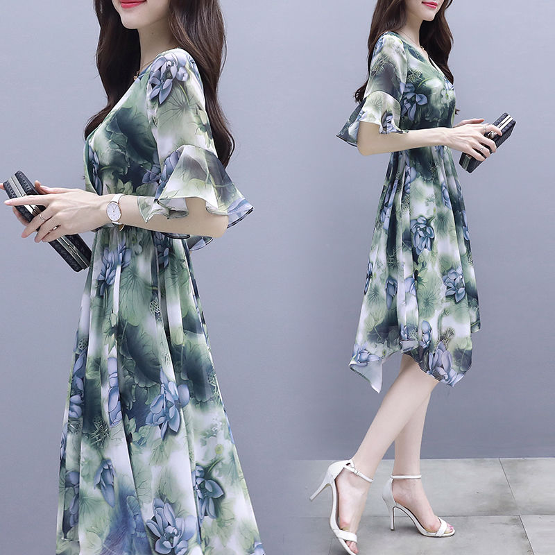 三伏天流行一种“冷淡风”，高雅又显年轻，上身女神范十足