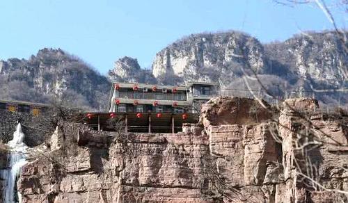 身处悬崖峭壁上的村庄,当地的村民纯手工打造横穿山脉的公路