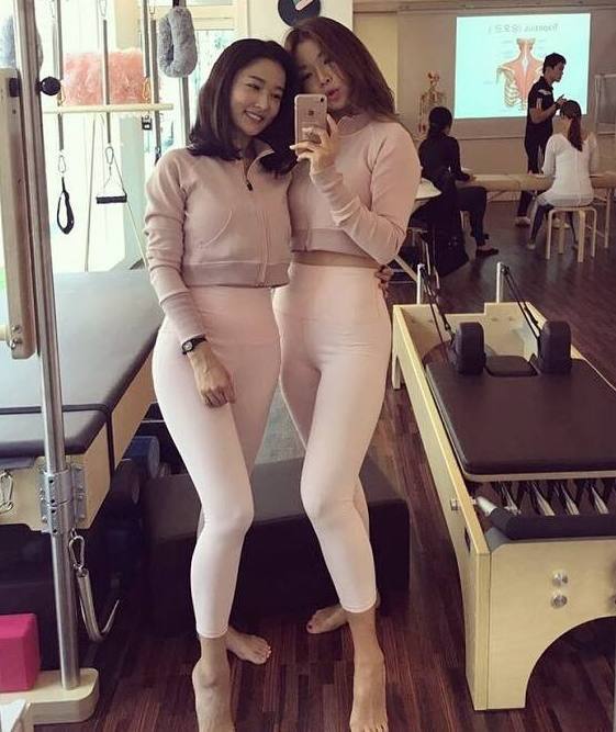 傲人曲线的打底裤美女，秀出纤细小蛮腰，富有青春朝气！