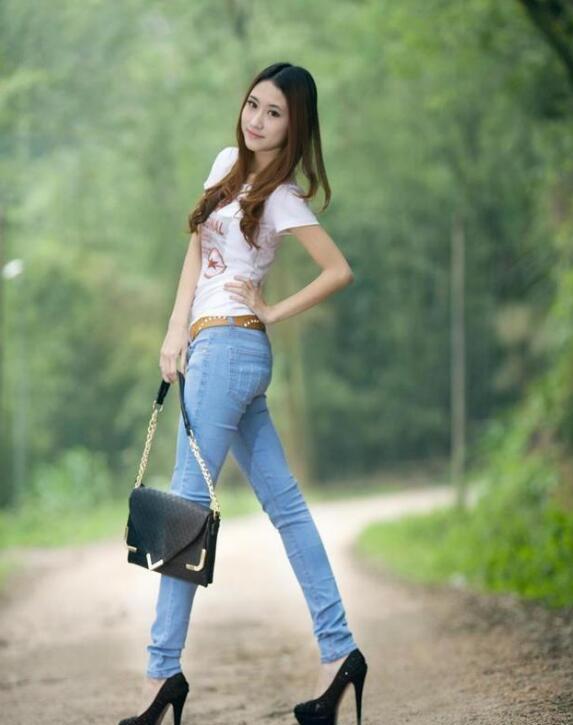紧身牛仔裤时尚又休闲，显现的美女身材纤细又靓丽，气质迷人！