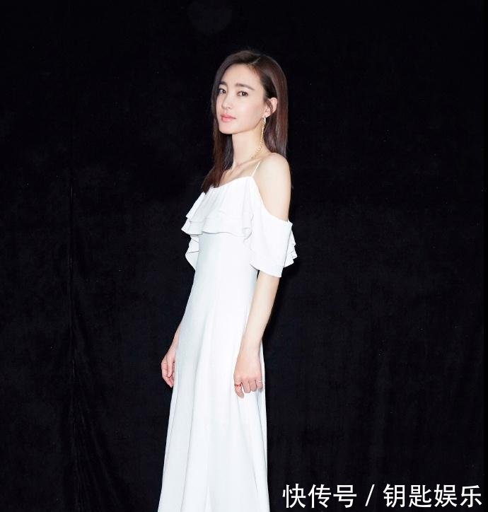 王丽坤真猛! 这么紧的上衣也要硬塞进去, 网友: 为了显瘦豁出去了