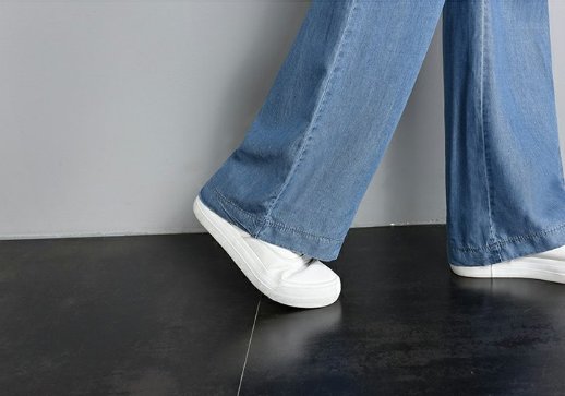 70后别穿阔腿裤，土腻了!时下流行“垂感”牛仔裤，美嫩藏不住