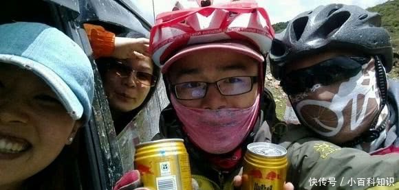 求RB是什么意思,为什么穷游女举着这个牌子