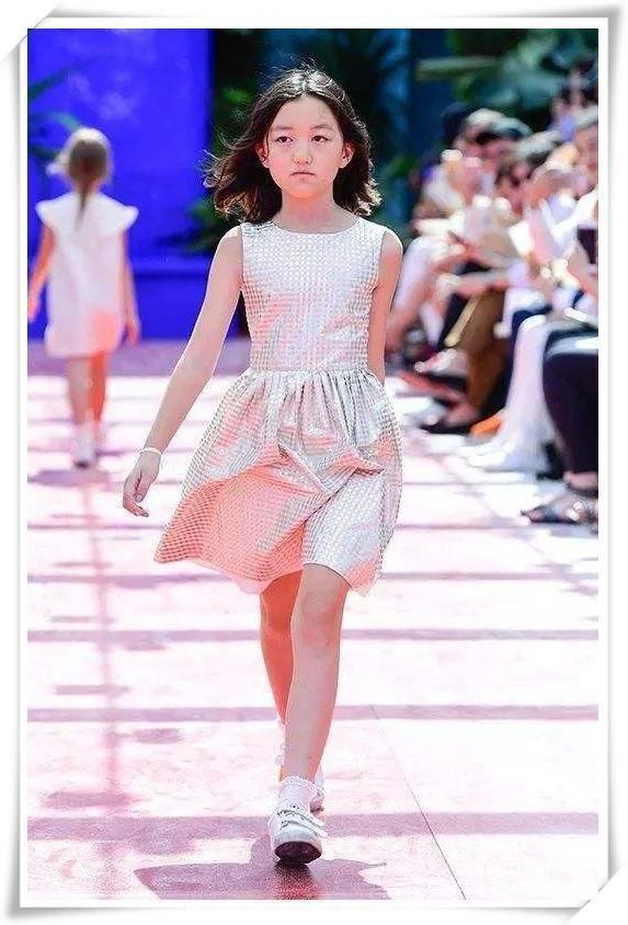 12岁李嫣穿短裤腿长竟超过1米，网友直呼：王菲基因好强大！