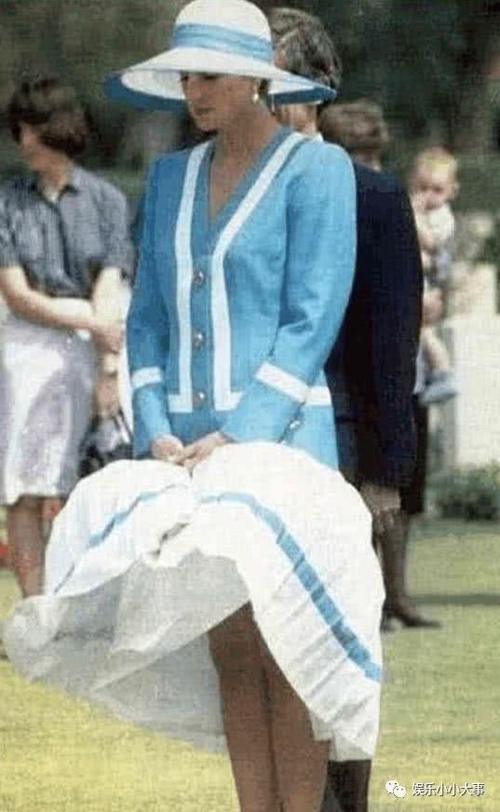 婆媳两人戴安娜和凯特王妃同遇大风刮起长裙，一个淡定自若，一位