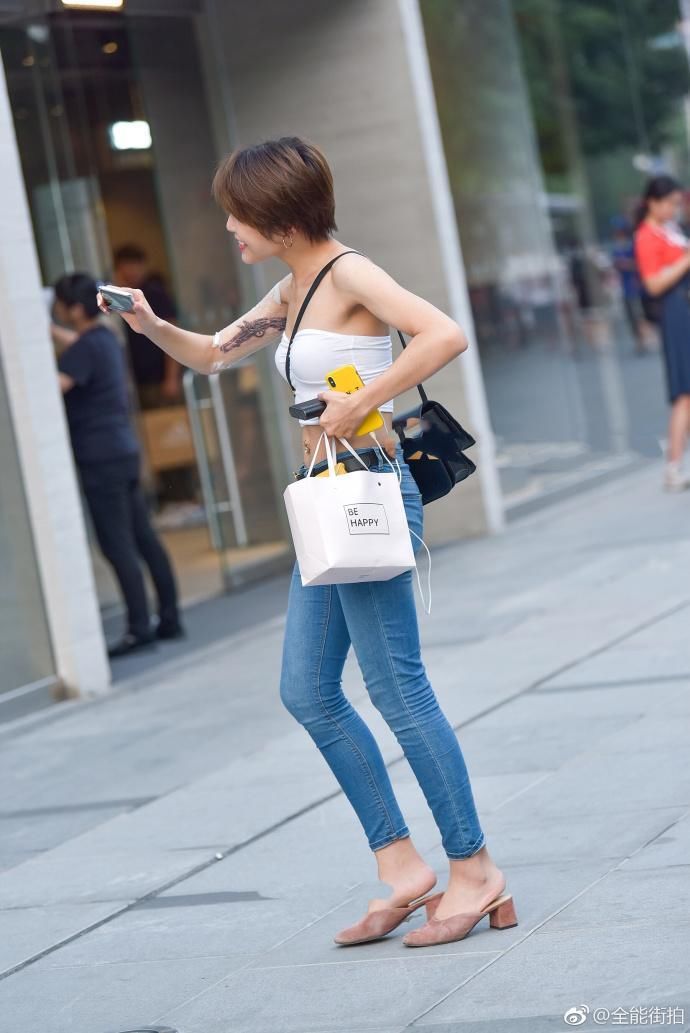 路人街拍:性感裹胸紧身牛仔裤,短发美女