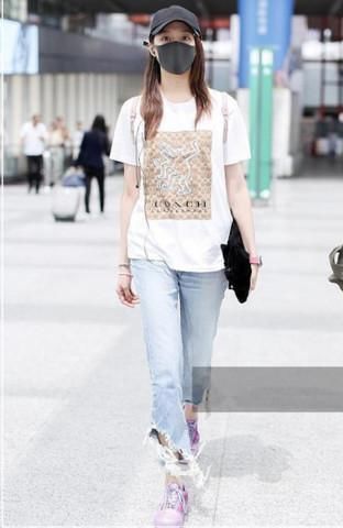 关晓彤为了显腿长，把阔腿裤变成了大裤衩，网友：腰太粗了！