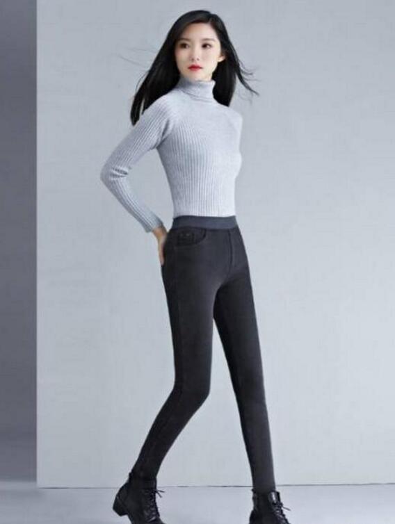 紧身打底裤美女，展现时尚迷人的身段，走在街上引来羡慕的眼光！