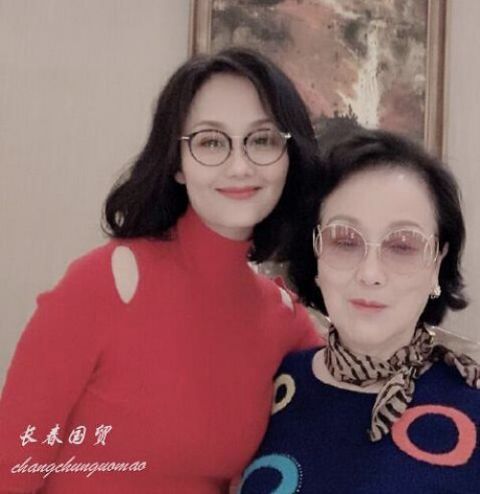 如今:她17岁模特身份出道,曾是内地最红的挂历女郎,如今52岁风韵犹存