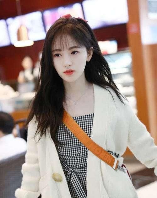 「搭配」鞠婧祎瘦的“营养不良”?骨瘦并不柴,穿抹胸亮相,身材依旧惹眼