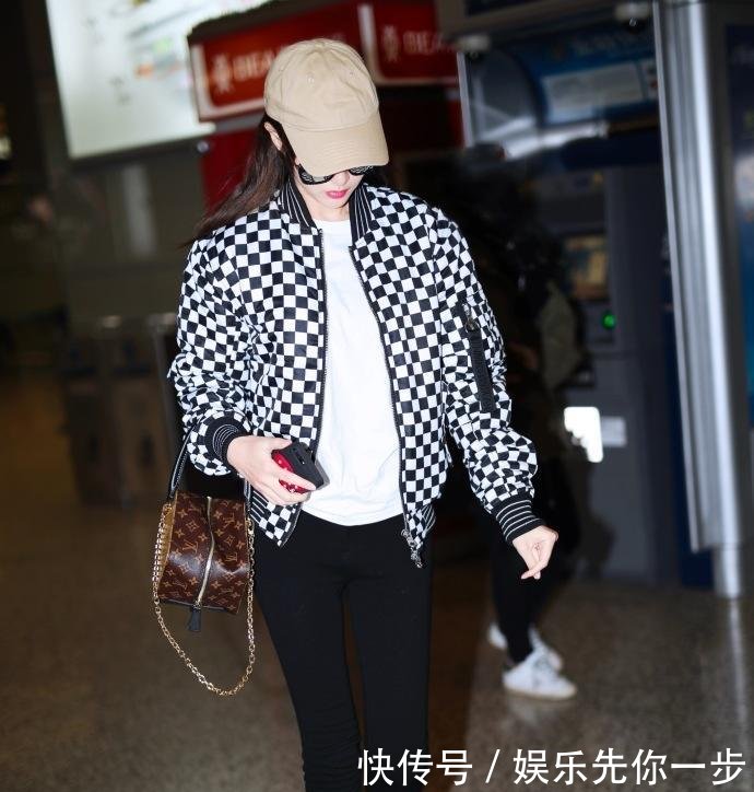 唐嫣又瘦了, 羽绒服配阔腿裤都撑不起来, 网友: 这张脸简直不敢评