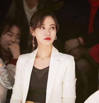 吓人:40岁“江玉燕”杨雪晒自拍,嘴巴吓人脸部僵硬,和baby是亲姐妹?