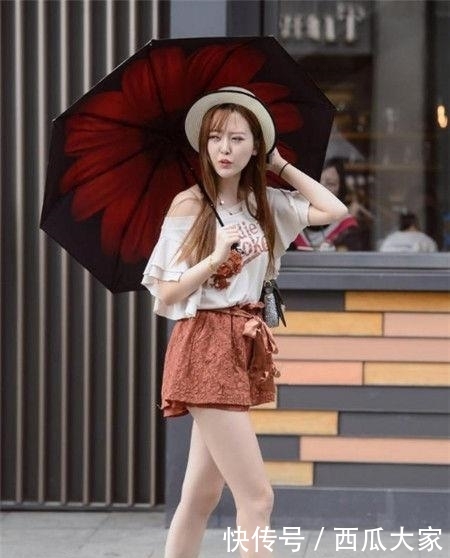  让小姐姐：肤白貌美的美女街拍：甜美可爱的美女，十分抢眼！