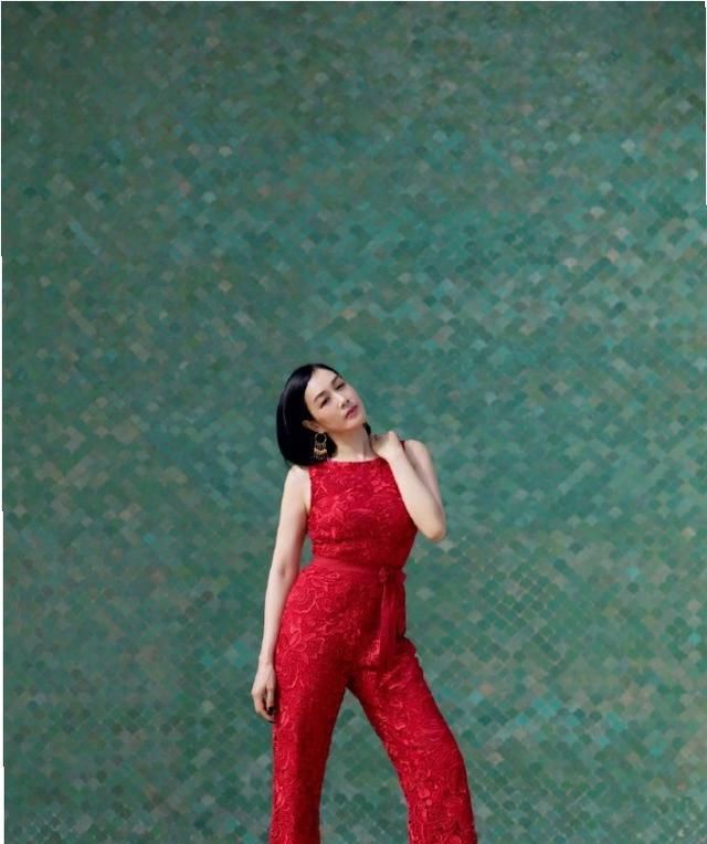  『自信』时尚美女就应该这样穿,吊带连衣裙配高跟鞋,美的楚楚动人!