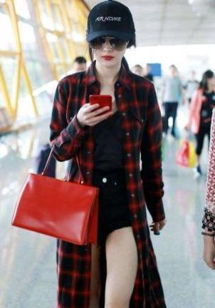 杨幂有这么热吗？“三角裤”都敢穿出来，网友：不敢学