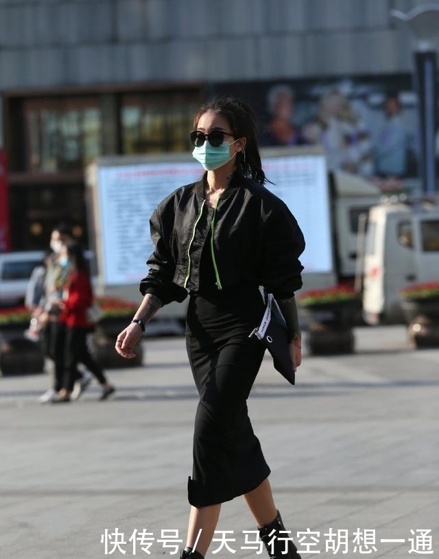 「凹出」五五分身材要注意，这款上衣时髦减龄又显瘦，轻松凹出模特身材