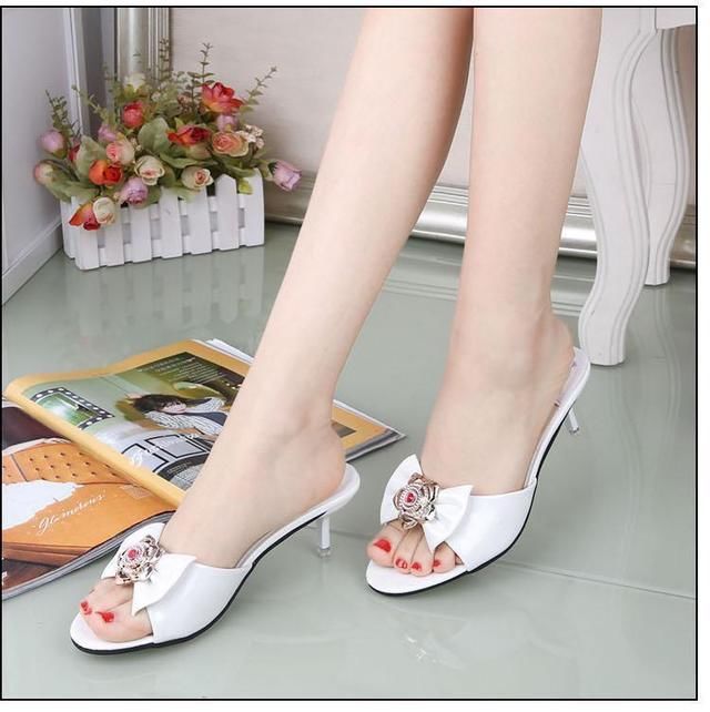 夏日凉拖鞋美开花，衬得玉足美如画