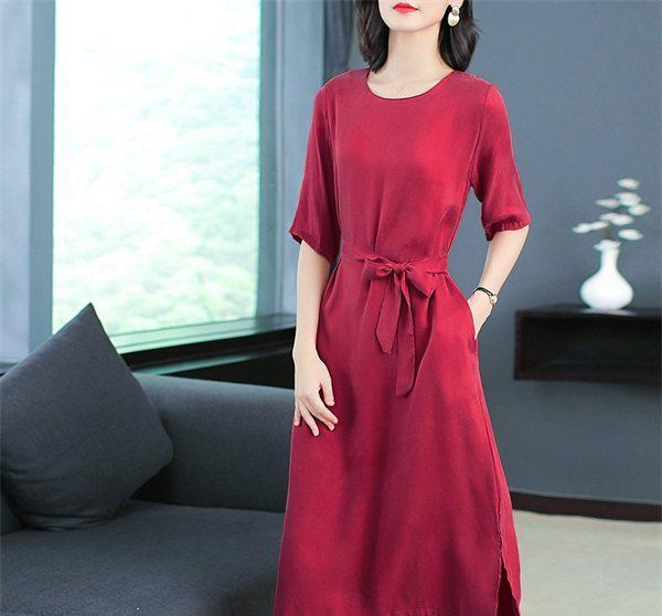 三伏天别穿旗袍了！试试今年流行的“铜氨丝裙”，高贵减龄还不贵