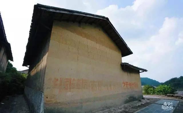 南宁深山藏了个清代古村庄，土瓦房、石板路…山色葱葱，宁静闲适