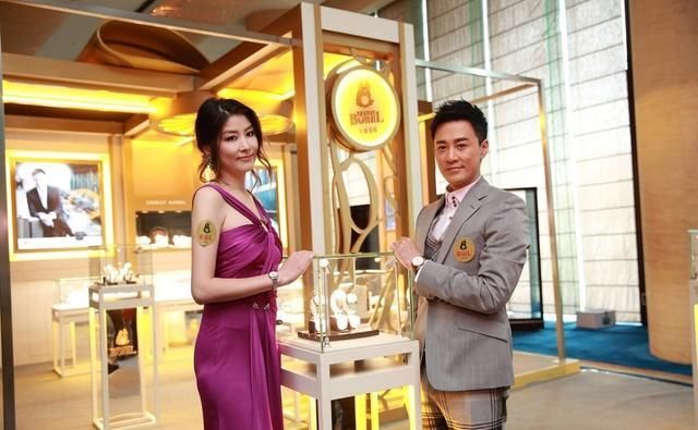  长袖：陈慧琳气场愈发高雅，穿玫蓝紫色绷带装了长袖连衣裙现身，46岁情况真棒