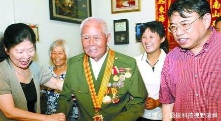 河南老人务农49年，女儿不知其身份，86岁对外展示1物成全国名人