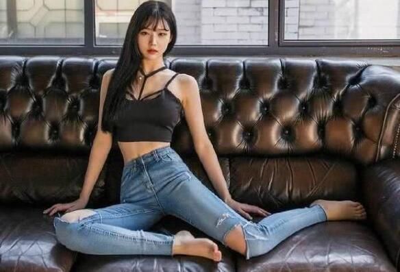 青春时尚的紧身牛仔裤美女，显现的高挑又有气质，让人心旷神怡