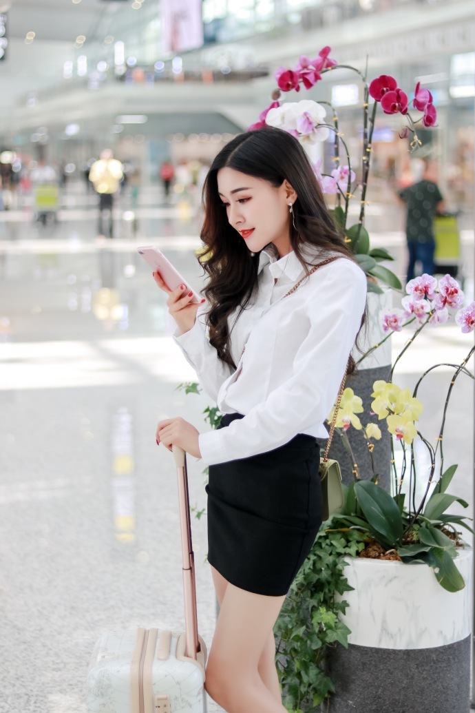 街拍：白衬衫的女孩，干净利落，就缺肉色丝袜长腿了!