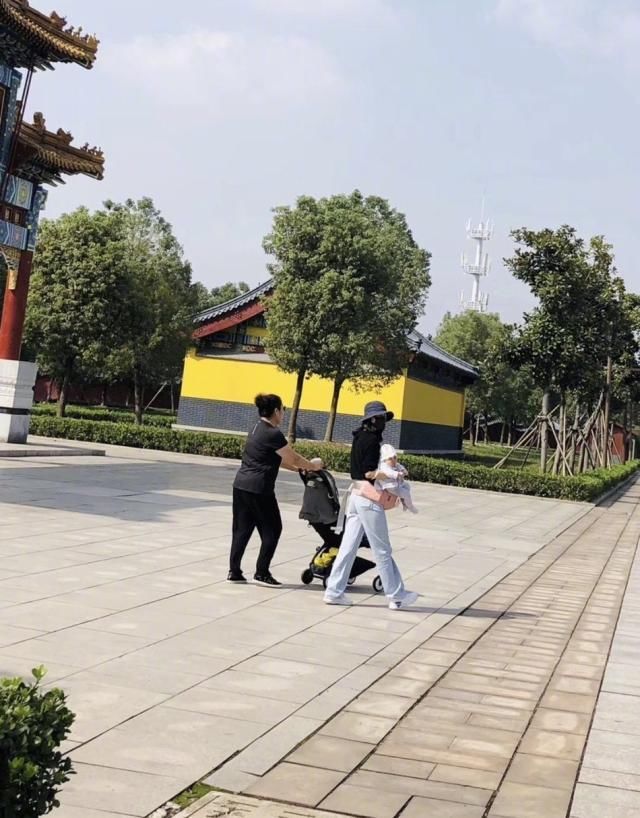 『 出门』小圆脸超像高圆圆，婆婆化妆出门比儿媳精致，赵又廷女儿首露正脸