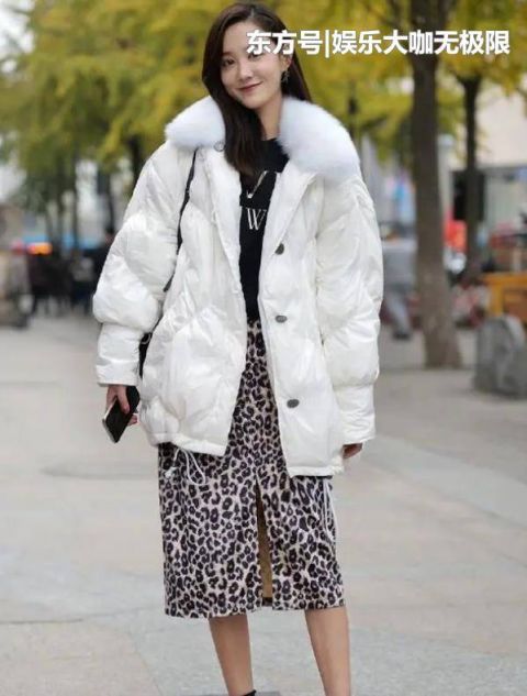  美女■街拍：皮肤白皙的美女，一件白色短袖配灰色短裙，时尚魅力十足